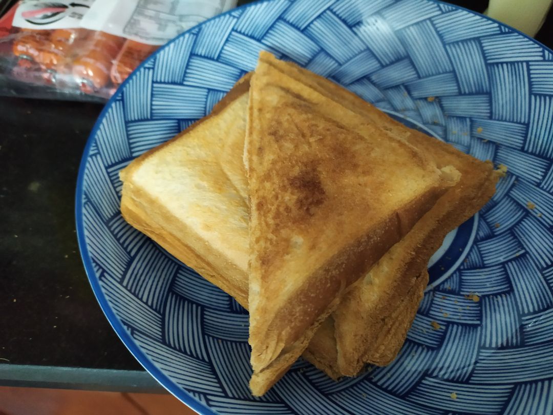 máy nhận nguyên đai nguyên kiện, phiếu bảo hành đầy đủ.
ban đầu mình cũng băn khoăn cái này và cái Philips. nhưng mình quyết định mua cái này vì có 3 khuôn khác nhau, có thể làm nhiều loại bánh hơn. thao tác thay khuôn cũng đơn giản.
làm bánh bán đầu hơi có mùi khét máy mới, nhưng 1 chập thì hết nghe mùi
mình mới thử nướng sandwich, bánh nóng giòn tan. chín vàng đều 2 mặt. Ăn ngon!
hiện tại rất hài lòng! chưa biết độ bền ra sao.