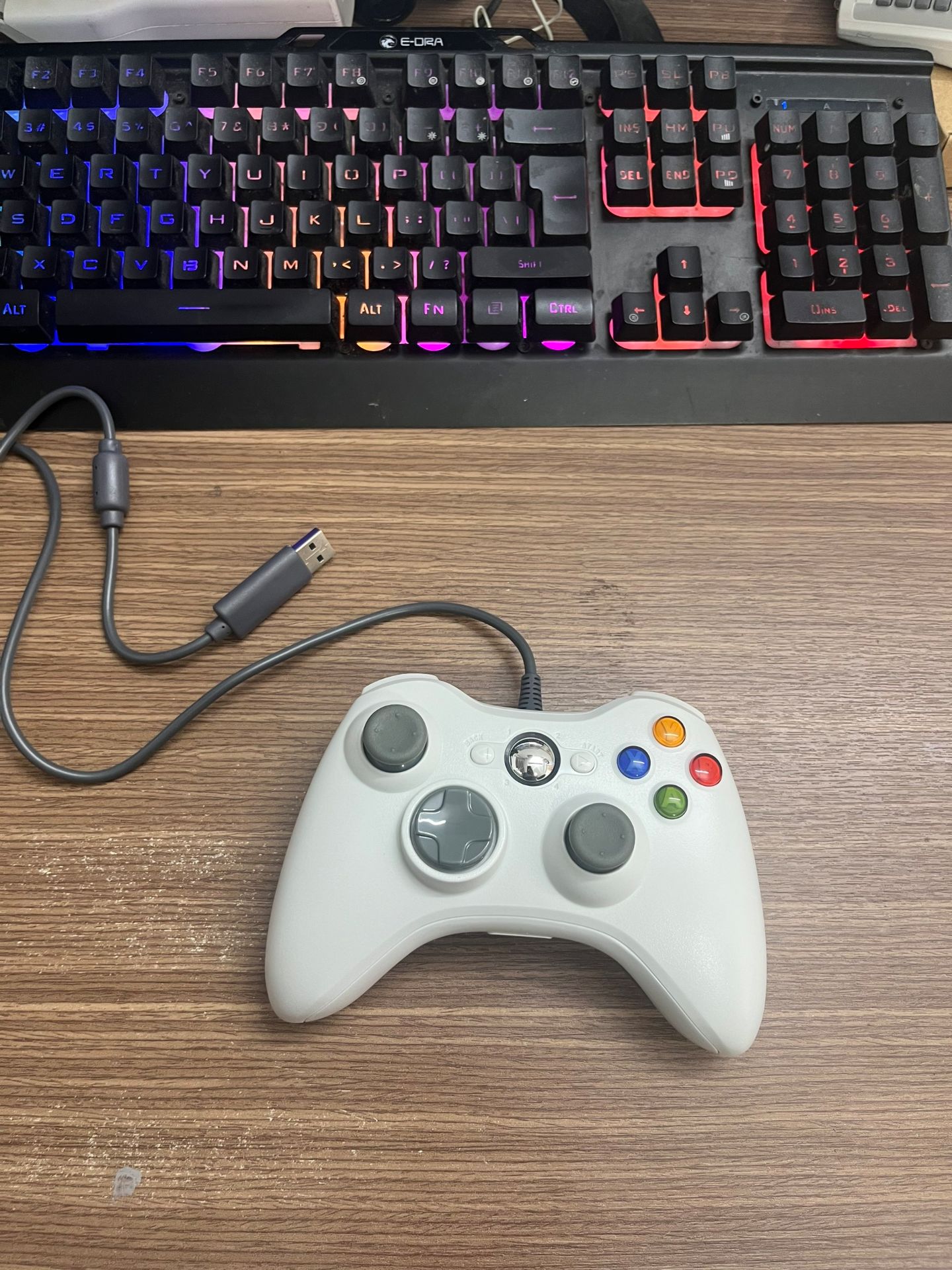 tay cầm chắc chắn, các nút bấm cho phản ứng nhạy, dây dài và rất cứng cáp, cắm vô PC 1 phát ăn ngay tay cầm chắc chắn, các nút bấm cho phản ứng nhạy, dây dài và rất cứng cáp, cắm vô PC 1 phát ăn ngay