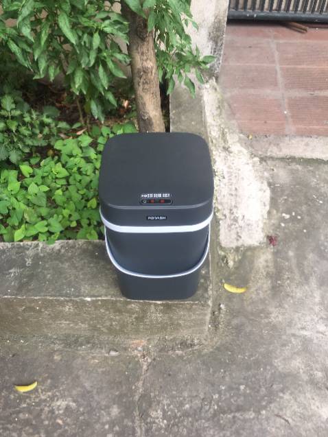 Dùng vài ngày thấy cũng ok, cảm ứng mượt như soni, đóng mở sau 6 giây, khá là nhanh không bị tốn pin. Không phải loại sạc pin lích kích, cứ lắp 2 pin con thỏ vào là dùng. Có khá nhiều màu nhưng mình chọn màu đen vì nó sạch và sang ấy, có quai cầm bằng silicon xách đi đâu cũng được, dễ di chuyển các phòng. Mấy thùng cũ mình mua là cứ phải bê bê, mắc mệt. Sẽ mua thêm để ở các phòng cho tiện sử dụng!