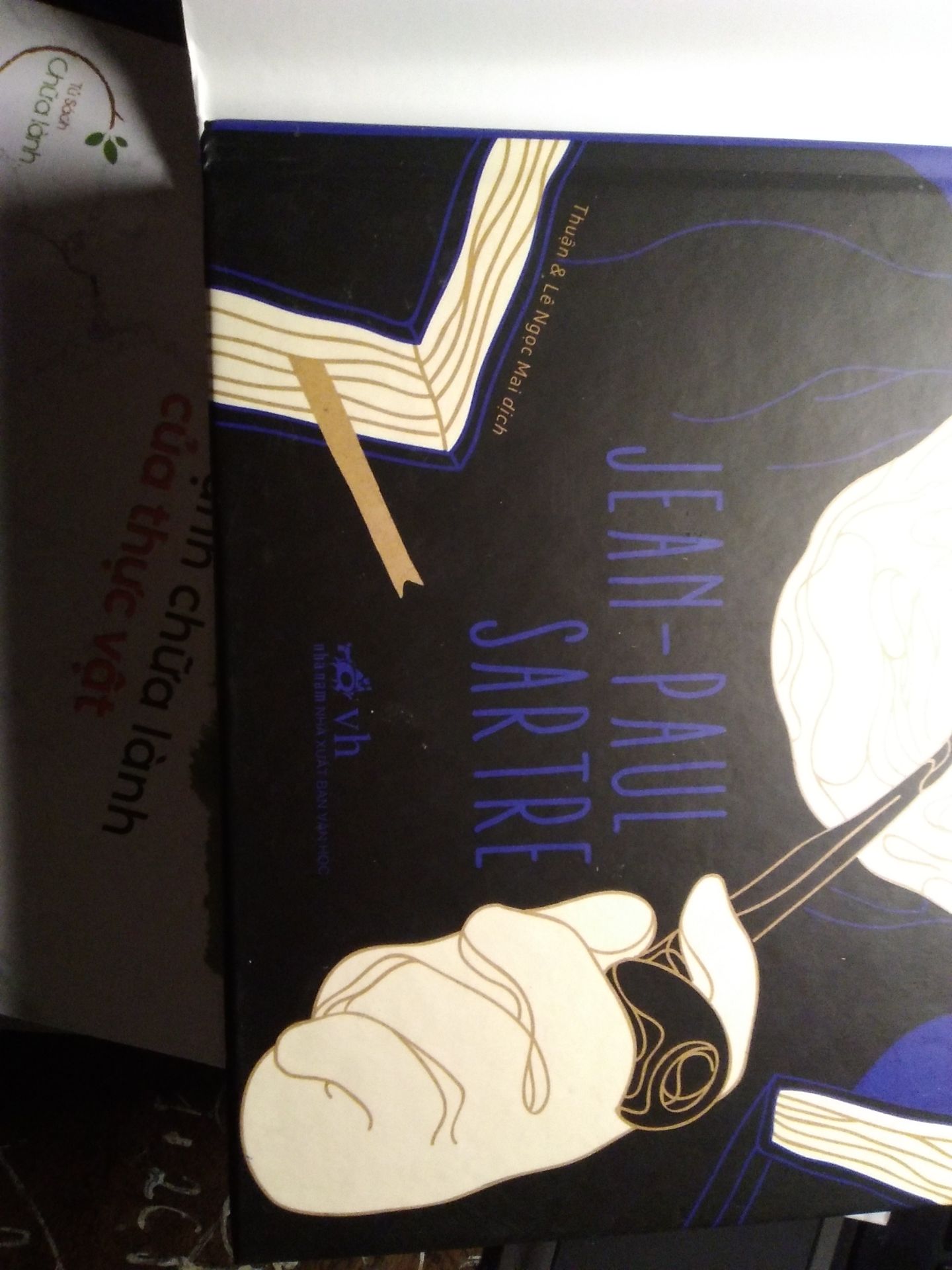 sách có dịch vụ book care nhưng không chịu care book, không có cái đee chống xóc cho sách, phía gáy sách bị cong, bìa sau sách dính keo, bìa trước có nhiều vết xước với bụi bặm. trước khi bán thì shop nên để nó sạch sẽ
giao hàng tạm được