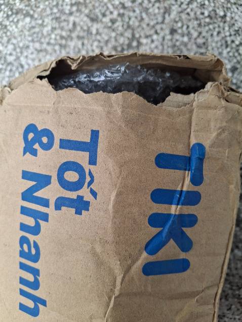 Thật sự thất vọng về sự gói hàng của Tiki. Hộp rách muốn rớt cả sách ra ngoài luôn. Là khách hàng mua sách thân thiết mà bị vậy rất khó chịu.
May mà bìa cứng, sách không bị móp hay rách nên mình lượng thứ bỏ qua.
Nội dung sách, thì mình chưa thể viết cảm nhận vì mục đích của mình mua về làm tủ sách cho gia đình.