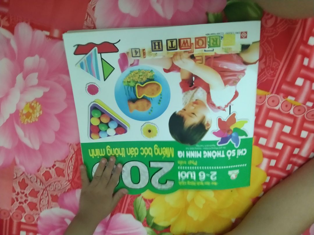 Sách có rất nhiều miếng dán,đủ loại,bé rất thích. Tuy nhiên sách khá mỏng.