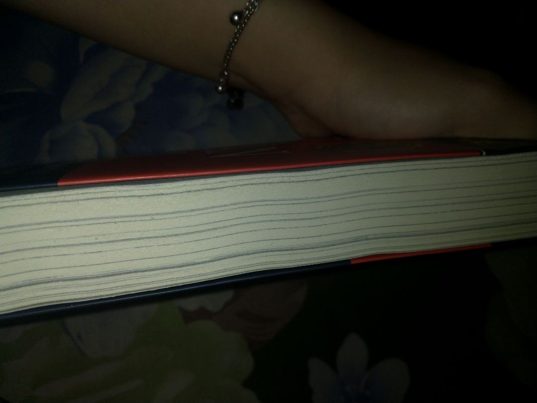 Giao hàng đúng dự kiến. Sách nhận được hơi cong ở mép sách. Sách có tặng kèm bookmark. Sách có chất giấy khá nhẹ nên quyển sách cầm cũng rất nhẹ tay. Tuy nhiên sách được cắt rất cẩu thả, mép giấy nham nhở trông rất mất thẩm mỹ.