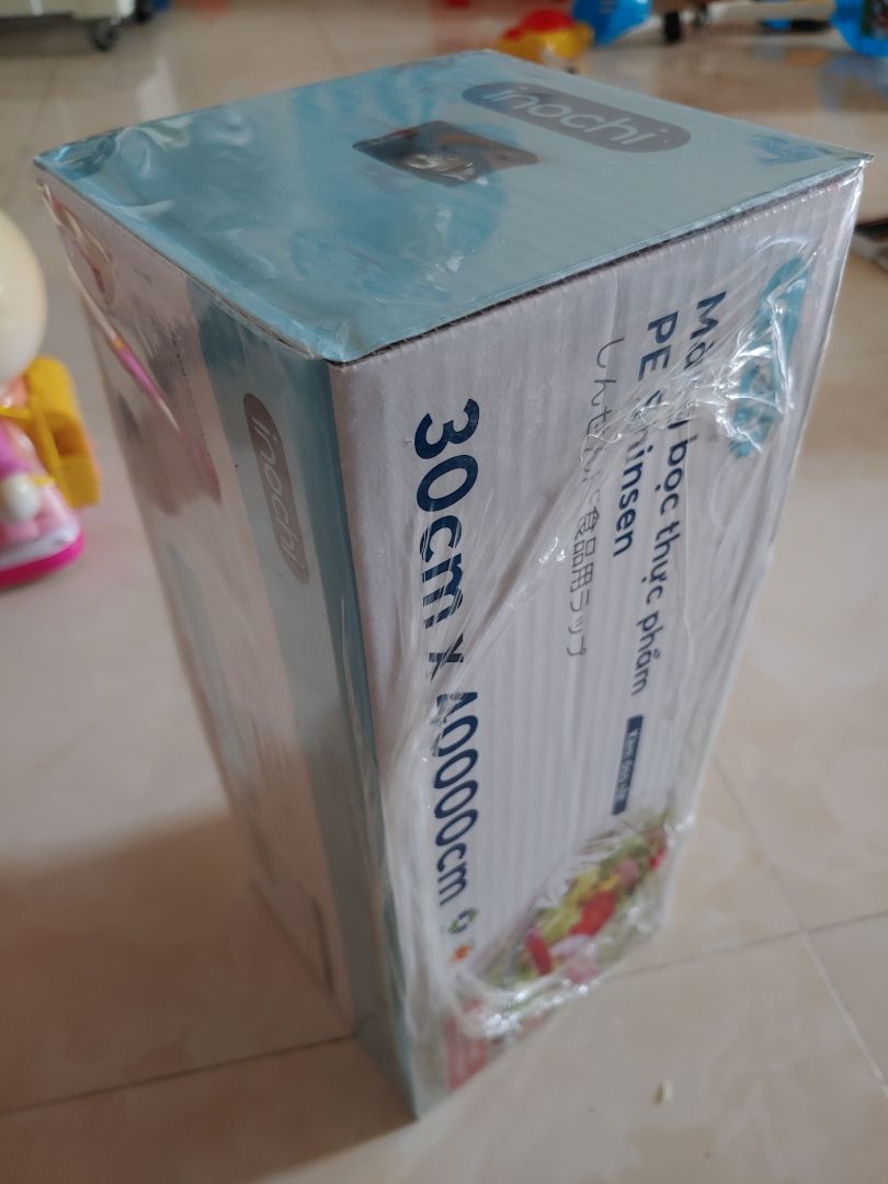 Sản phẩm chính hãng, chất lượng rất tốt. Hàng của Inochi thì yên tâm về chất lượng, đã mua và sử dụng nhiều sản phẩm đến từ inochi rồi.
Giá lần này Shop sale rất yêu thương luôn 152k. 
Màng bọc có dao cắt dạng trượt qua rất dễ dàng, không giống như loại dao răng cưa khác rất khó cắt. Chỉ cần kéo màng bọc ra theo nhu cầu rồi kéo dao cắt chạy qua là okie.