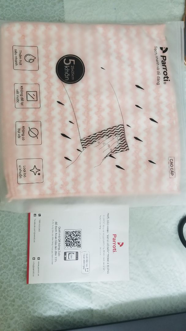 Mình mua 2 bộ vào cuối tuần. Hôm nay nhận nhanh ghê luôn. có 3 màu, hồng, xanh dương và xanh lá. mềm mại thích ghê. Bao bì nhựa có zipper, in nét nhìn thấy sản phẩm được trang trọng nè. Có bảo hành luôn nè.Mai mình dùm xem coi độ thấm nước thế nào