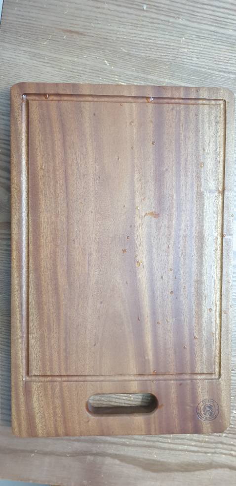 Gỗ chắc chắc, là gỗ nguyên khối, màu gỗ đẹp. Kích thước to giúp băm chặt nhiều đồ ăn một lúc, có thể gác qua thành chậu rửa bát nhà mình để có thể xả nước trong lúc làm cá như bên Nhật :v Chỉ có cái cạnh thớt bo tròn như các loại thớt nhỏ của Trường Sơn thì tuyệt.