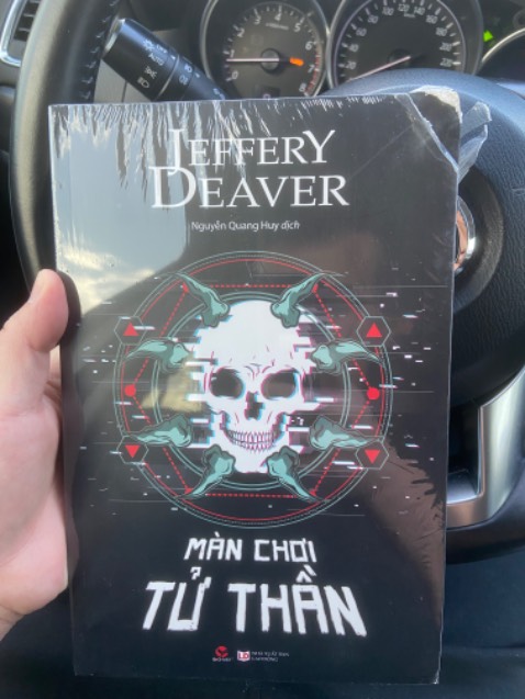 Vận chuyển nhanh mỗi tội khâu đóng hàng chưa ổn lắm nhận cuốn truyện mà tợt mất 1 góc thế kia khá xót.