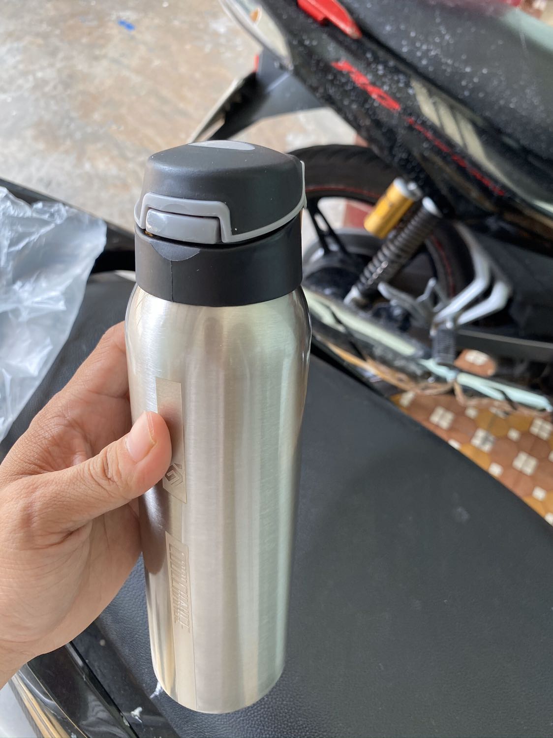 Hàng đẹp, tiếc là ko có kèm theo gá đỡ bình riêng nhưng rất hài lòng về sp này. Bình mới nên có mùi hôi xí do hạt hút ẩm bên trong thì phải, phải sục rửa bình nước ấm theo hướng dẫn là hết, có kèm thêm dây đeo khi cần thiết, nói chung giá cả tốt và an toàn hơn bình nhựa, đỡ hôi và tanh hơn