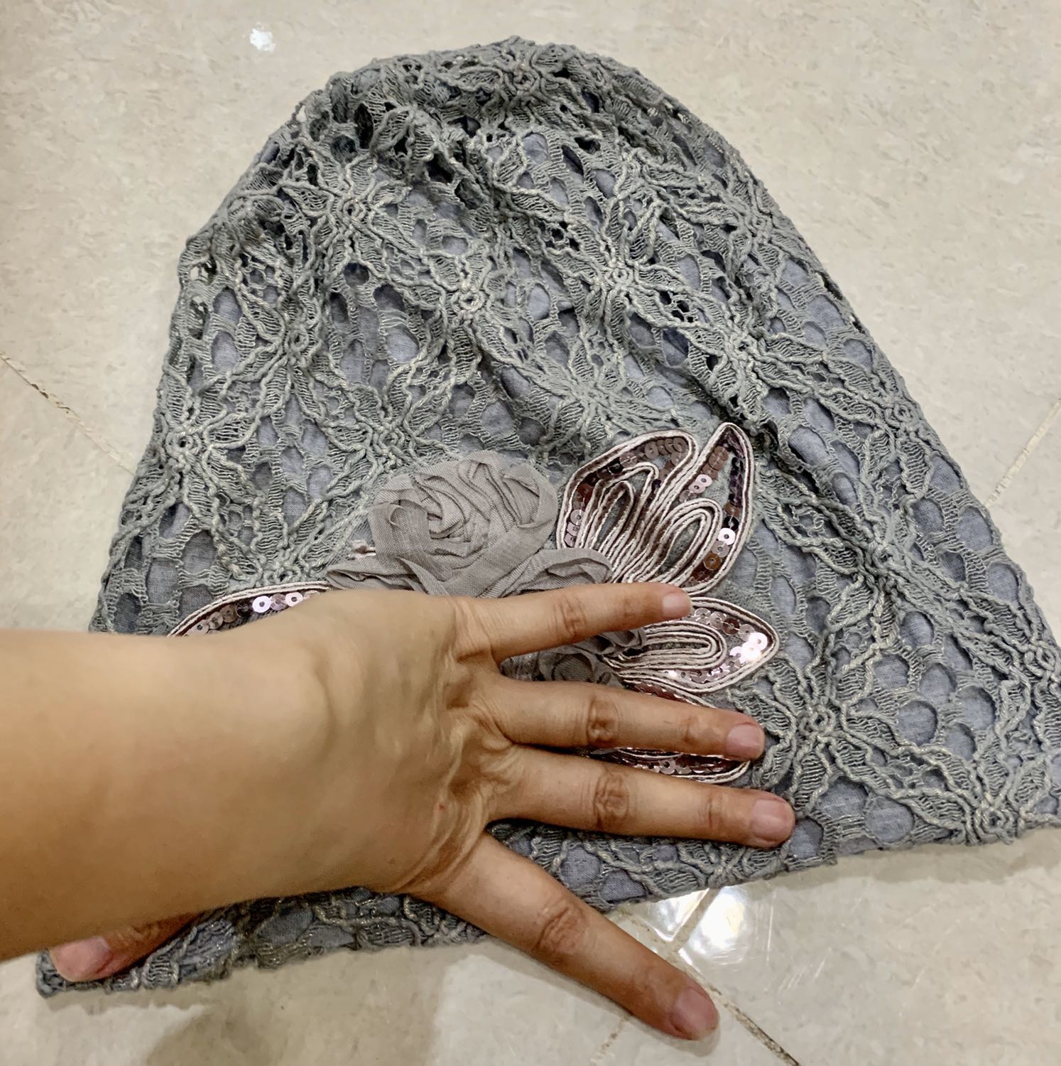 Hàng không giống như mẫu nghĩ sao nó to gấp 4 cái đầu dài sọc..vải như cái lùi rẻ lau nha mà nói hàng HK.. Hàng không giống như mẫu nghĩ sao nó to gấp 4 cái đầu dài sọc..vải như cái lùi rẻ lau nha mà nói hàng HK..