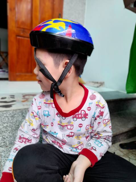 Mũ không đúng mẫu và rất nhỏ, học sinh lớp 1 đội quá chật.