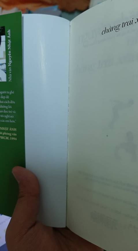 Nhận được hàng của Tiki ngày 19/10 mà thấc zọng thực sự, trang giấy bị dư ra trông thật chúa hề, gấp vào trông ko ra gì cả, gáy sách thì gián keo lởm chởm trông như muốn gãy. Đề nghị đổi hàng ạ, lần trước mình đổi hàng còn mất thêm 20k shipper đòi, Tiki nhắc nhở shipper về vấn đề này luôn đi ạ, vì đổi hàng do lỗi sách từ Tiki, nhiều lần rồi nên lần này mình vote 1 sao.