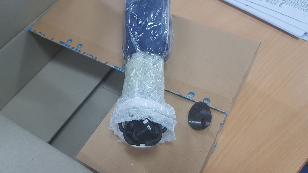 Tôi mới nhận hàng đầu giờ sáng nay nhưng ngay sau khi mở hộp ra thì thấy cán ô bị vỡ. Chắc có thể do quá trình vận chuyển ntn đó. Đề nghị shop đổi lại hàng mới khác cho tôi.