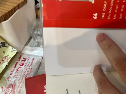 Sách dù được bọc boôkcare và wrap lại nhưng bị rách. Đây là lỗi của người bao sách. Mình là người trân trọng sách nên cực kỳ khó chịu vấn đề này. Mất gái trị cuốn sách.