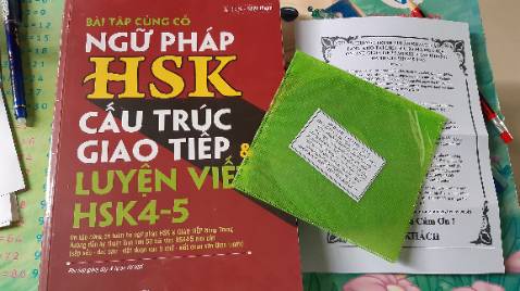 Chất lượng tốt, lời giải rõ ràng, học được nhiều từ vựng mới. Hy vọng ở những lần tái bản có sự chỉnh sửa kỹ càng các lỗi của sách. Vẫn cho shop 5* vì giao đúng hạn, và anh shipper vô cùng nhiệt tình kkk