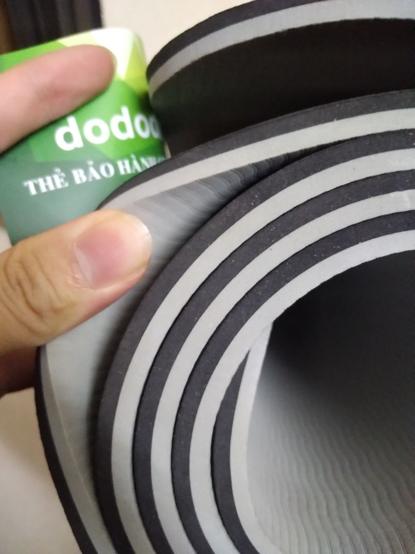 Dùng hơn 2 ngày rồi khá là okela, shop có hỏi han khi mình không biết cách dùng mặt thảm trên hay dưói, vote hài lòng vì phản hồ i khá là nhanh, mình cn trai mà được brand dodo gửi cho đúng màu đen đúng màu cần luôn, điểm cộng nữa cho sự tâm lý của shop, thảm khá dày và chống trơn trượt khá tốt, tất cả rất ổn trừ việc người giao hàng không thân thiện lắm
sản phẩm tốt, shop nhiệt thành, ok đáng mua