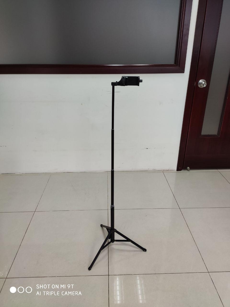 Lúc đầu cũng nghe nhiều người nói theo nhiều cách khác nhau rằng: "những loại gậy này sẽ thế này, thế nọ..." nhưng thôi, tự quết định là cách trải nghiệm thực tế nhất, sau 1 hồi loay hoay thì cũng "xử" được em nó. Đánh giá chung là: Rất ổn, Thân gậy cứng cáp, chân vững, chi tiết khá tinh xảo, có lẽ đây là biểu trưng của hàng chính hãng, tóm lại là: Nên mua, rất đáng để mua.
Mình mua ở Shop quangroup nhé, không biết mọi người mua nơi khác thế nào ?