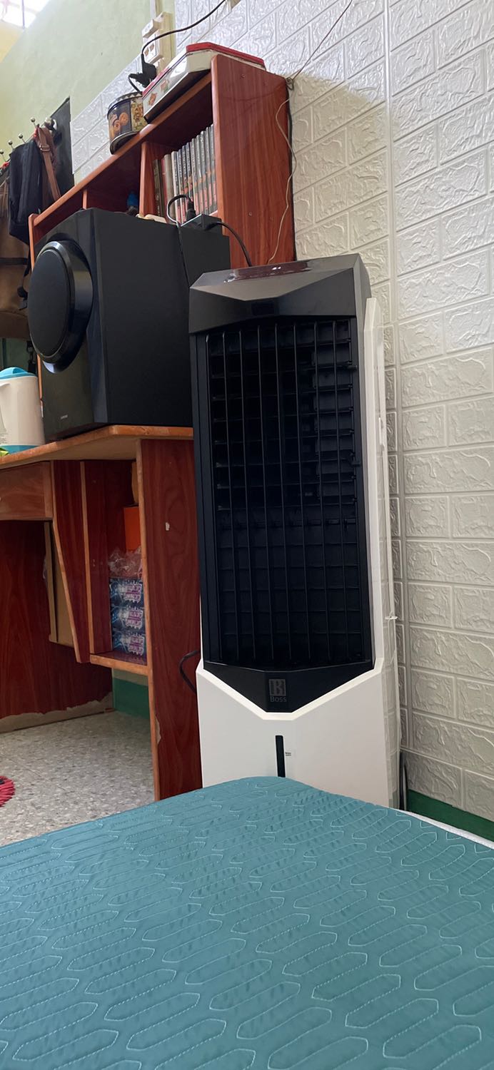 Quạt thiết kế đẹp, tông màu trắng đen đơn giản mà sang trọng.
Độ hoàn thiện của sản phẩm tốt.
Quạt mát, khe cửa hơi hẹp tí nhưng công suất lớn, có thêm điều khiển từ xa.
Chế độ làm mát tốt, giảm được khỏang 3 độ, gió thổi ra dễ chịu.
Quạt không quá ồn ngay cả khi bật chế độ làm mát.
Ngăn chứa nước 14l đủ dùng khoảng 24 tiếng làm mát liên tục.