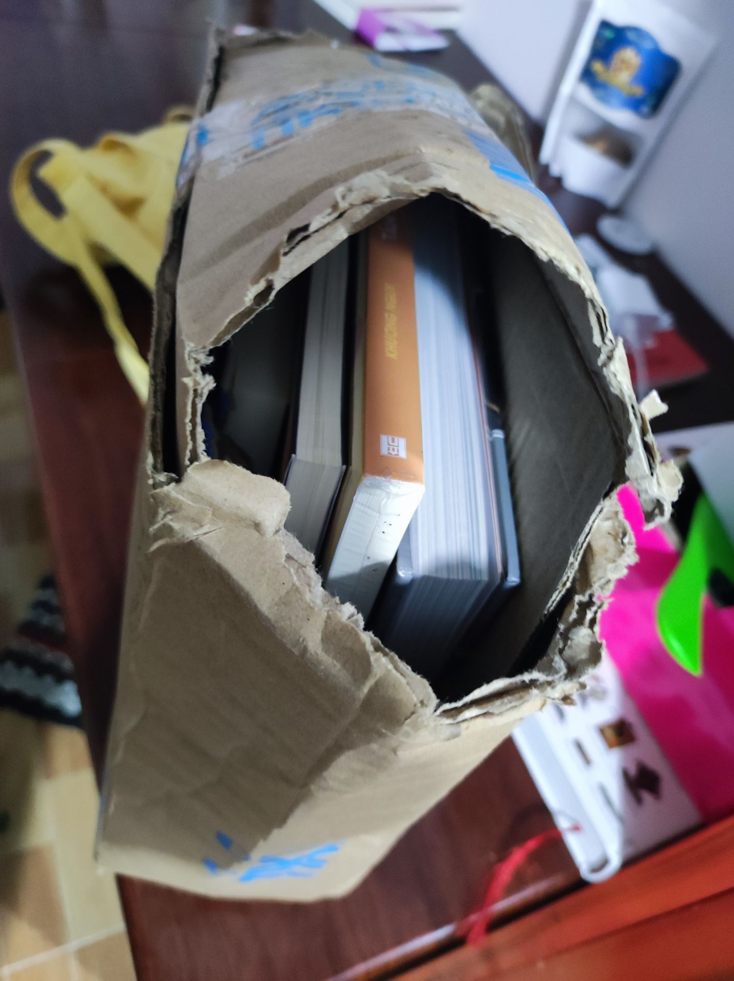 Mình mới nhận hàng. Cũng may là không ướt và không mất món nào. 1/6 quyển mình mua có bọc ngoài. Mong Tiki hỗ trợ bọc sách, gói hàng chắc chắn hơn. không biết có phải do thanh toán trước không nhưng các lần trước thanh toán sau, tiki bọc hàng rất cẩn thận. Mình đã mua sách tiki 7 năm nay rồi và lần này rất thất vọng ạ