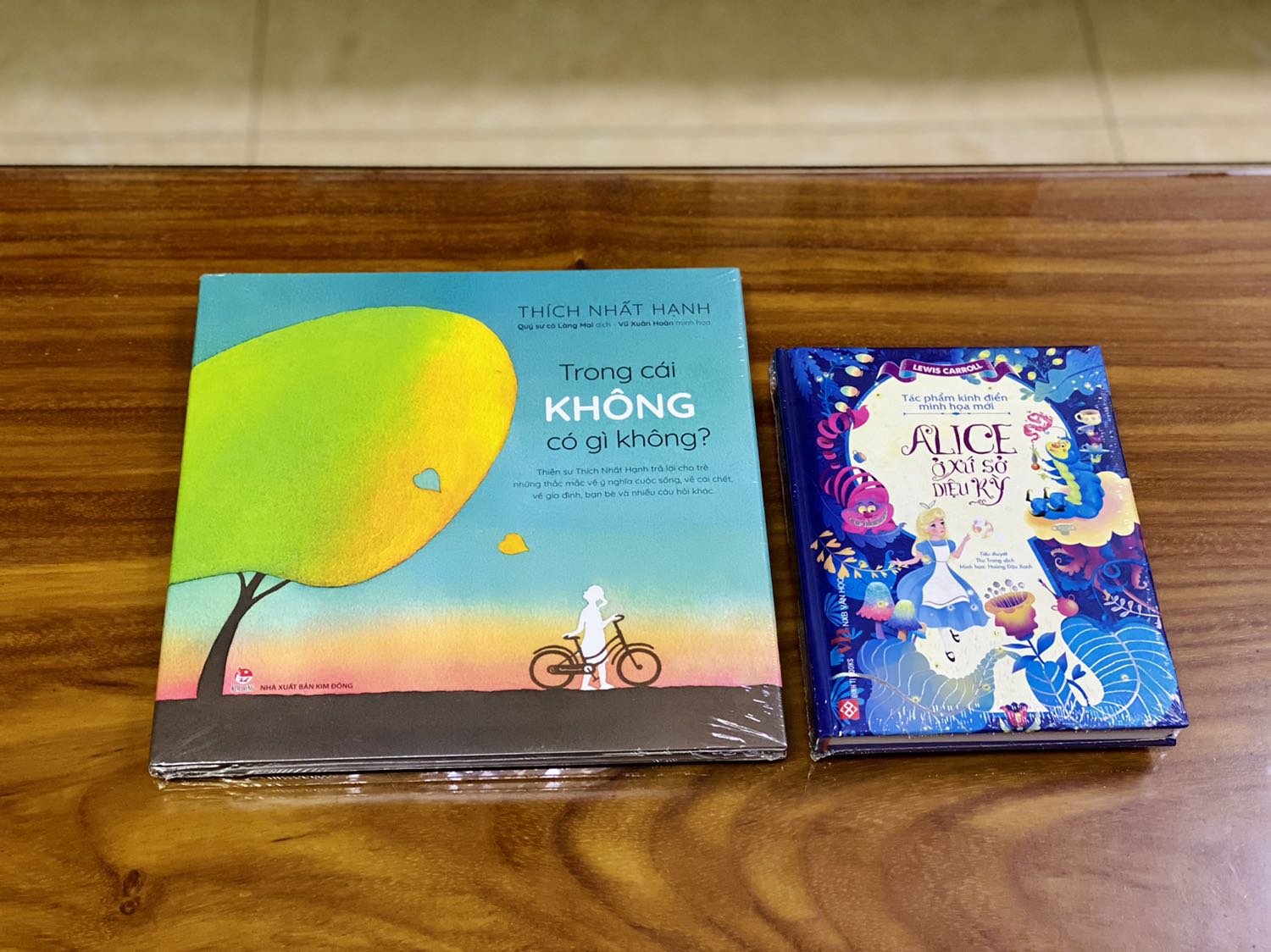 + Fahasa giao hàng nhanh hơn dự kiến, đóng gói luôn cẩn thận, chắc chắn. Cả 2 quyển đều được bọc màng co và chống sốc. 
+ Sách bìa cứng, khổ vuông, to, có áo bìa. Sách mới tinh, nguyện vẹn, không bị hư hại gì cả. Sách được in màu toàn bộ trên giấy bóng, chất lượng giấy tốt, dày dặn. Phần trình bày hài hoà và đẹp mắt. 
+ Nội dung sách là nhiều câu hỏi từ các em nhỏ về những vấn đề xảy ra trong cuộc sống hằng ngày. Dưới câu hỏi là từng câu trả lời ngắn gọn, dễ hiểu nhưng đầy đủ ý nghĩa của thầy Thích Nhất Hạnh. Mình cực kỳ hài lòng về hình thức và nội dung của sách.