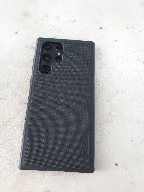 Đặt màu xanh dương giao màu đen | Ốp xong mặt kính điện thoại vẫn lồi lên khá nhiều so với khung viền, cảm giác rớt là màn hình vẫn dễ xước hay vỡ.