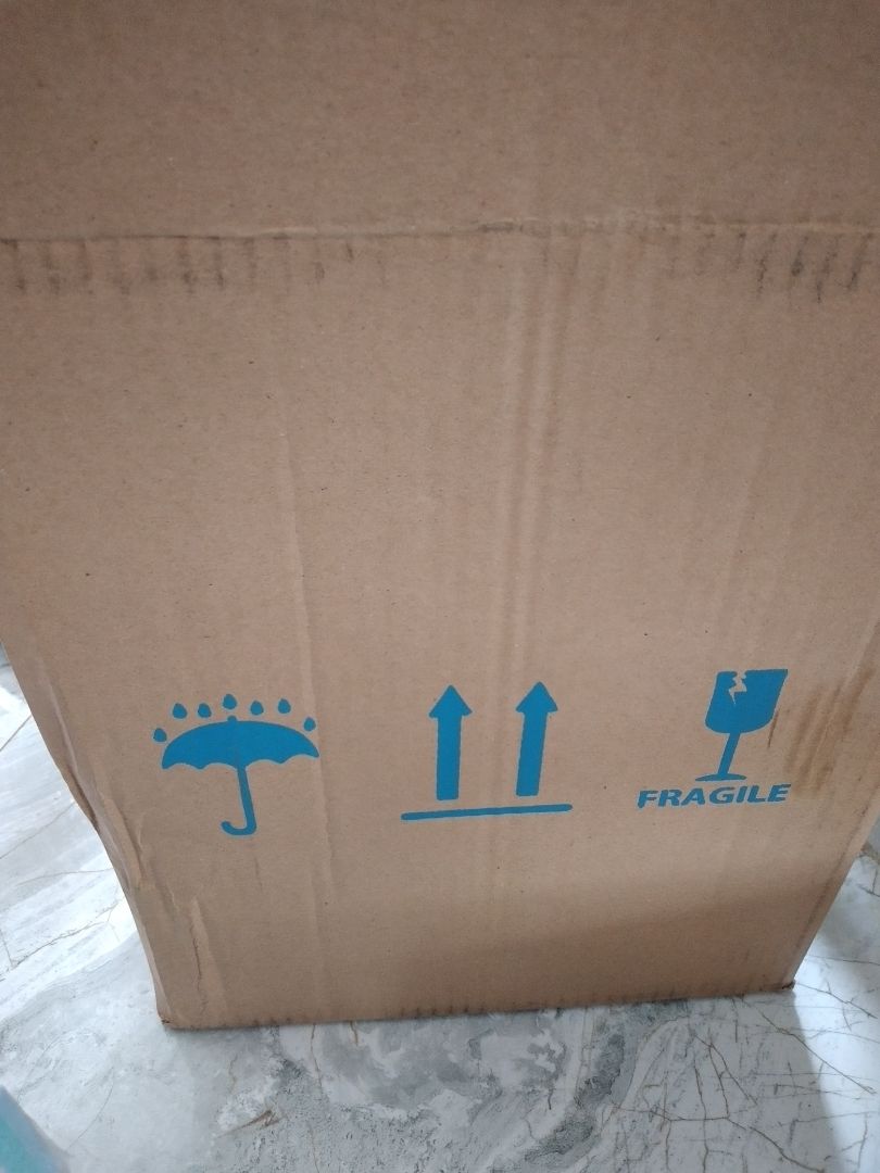 lò nướng đẹp..thích hợp cho gia đình 4 người, lòng lò có thể nướng 1 con gà, phụ kiện đầy đủ, có que xiên nữa, rất hài lòng, khay nướng có sơn lớp tĩnh điện màu đen nữa nhìn sang trọng lắm