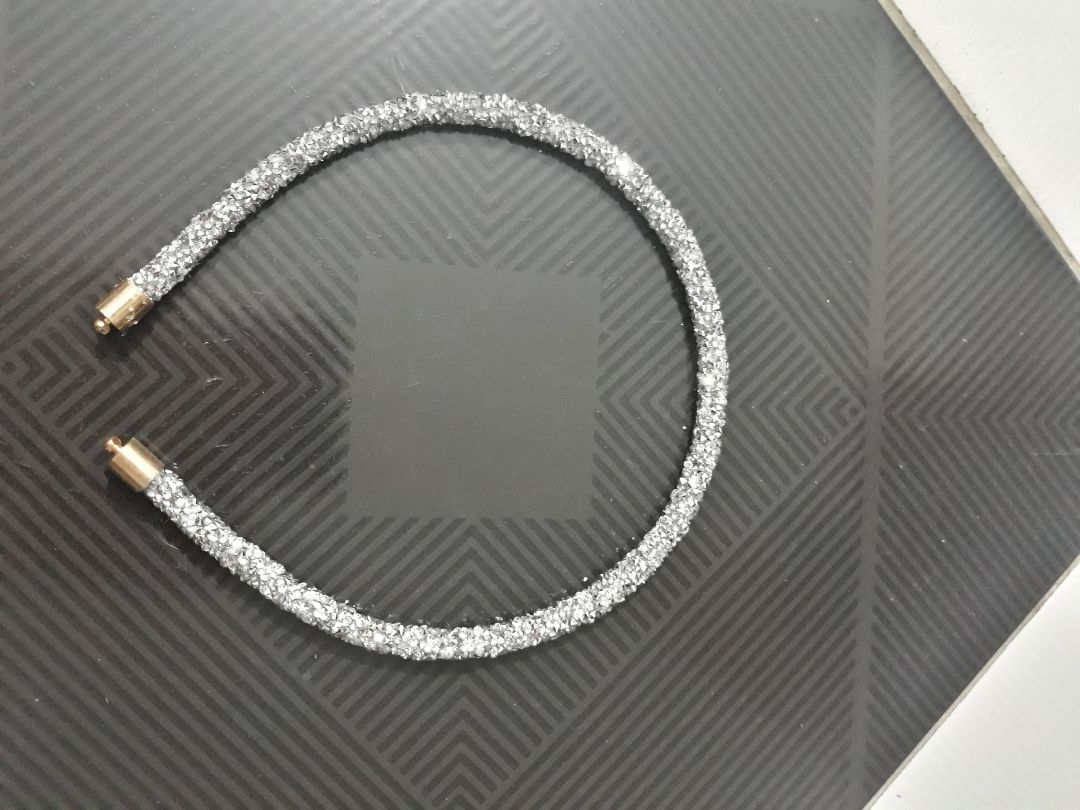 2 hình đầu là hàng lỗi. 3 hình sau là hình đã được shop bù cái mới (k lấy lại cái bị lỗi). 
Shop trả lời tin nhắn rất nhanh chóng, bù hàng cũng nhanh. 
Dù lúc đầu nhận hàng lỗi, còn 1 kẹp tóc cũng lỗi mà shop hết hàng k đổi được nên mình giữ lại. Nhưng dịch vụ khách hàng tốt thế thì mình vẫn cho 5* 👍👍👍