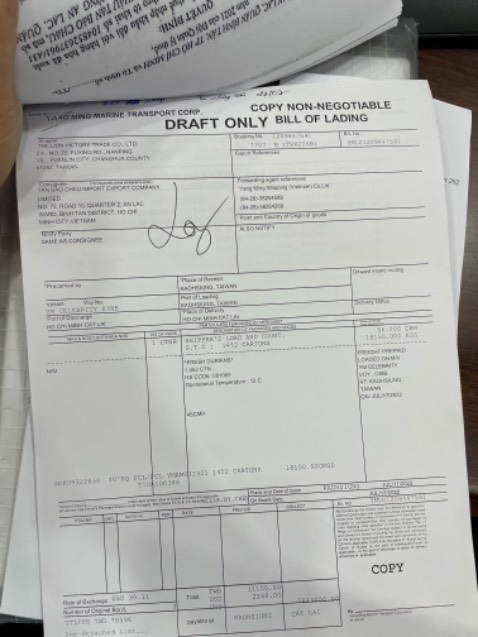 Kính đẹp, bé 3 tuổi đeo vừa vặn. Gọng mềm khó bị gãy, hộp đẹp bé cầm chơi luôn.