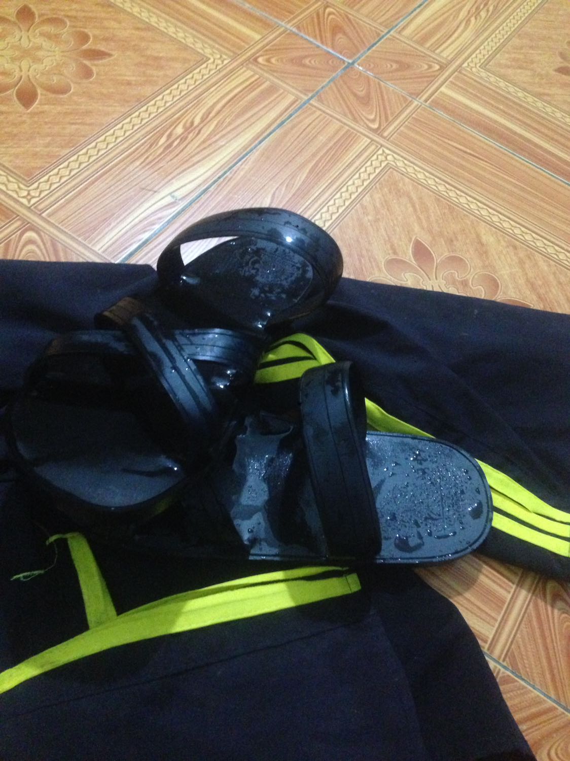 Mình đi cỡ dép giầy cỡ 43, mua 43 vừa (hơi rông một chút thôi), dép đẹp, hộp và thiệp rất đẹp !