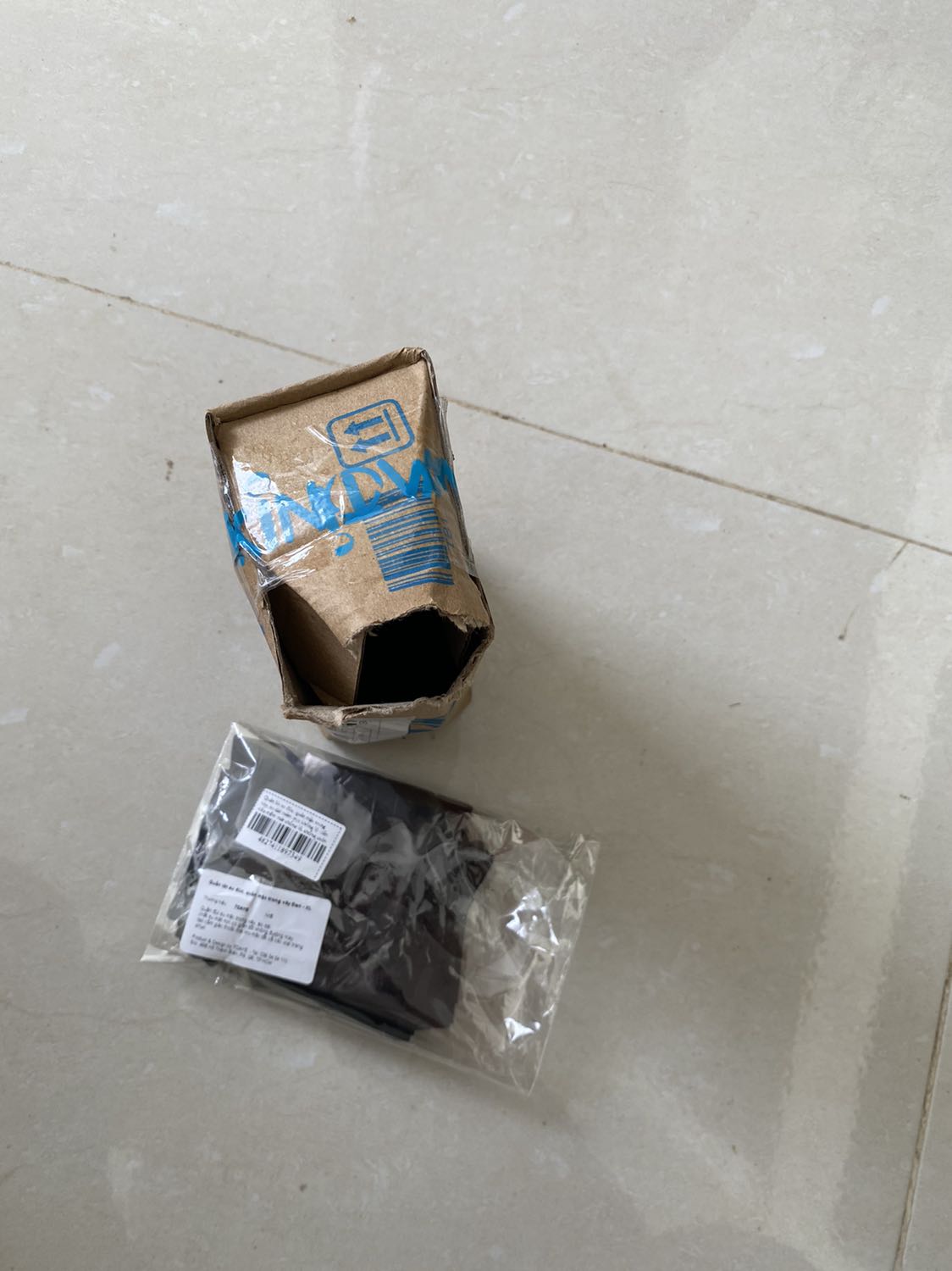 Đóng hàng quá “sịn” bung rớt cái quần ra. Bị rách hay móc???
Nhận sao chụp vậy!