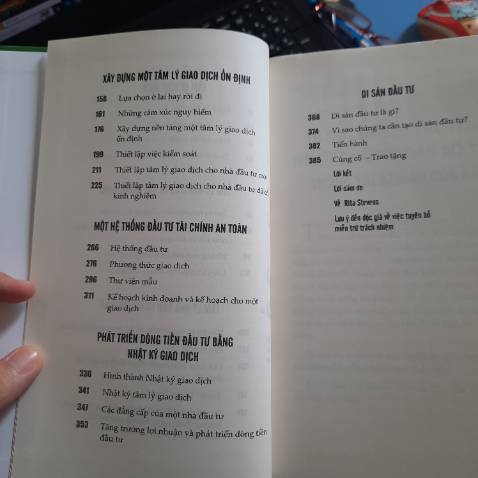 Font hơi lớn, nhìn mục lục hấp dẫn. Sẽ bổbsung sau khi đọc hết nội dung