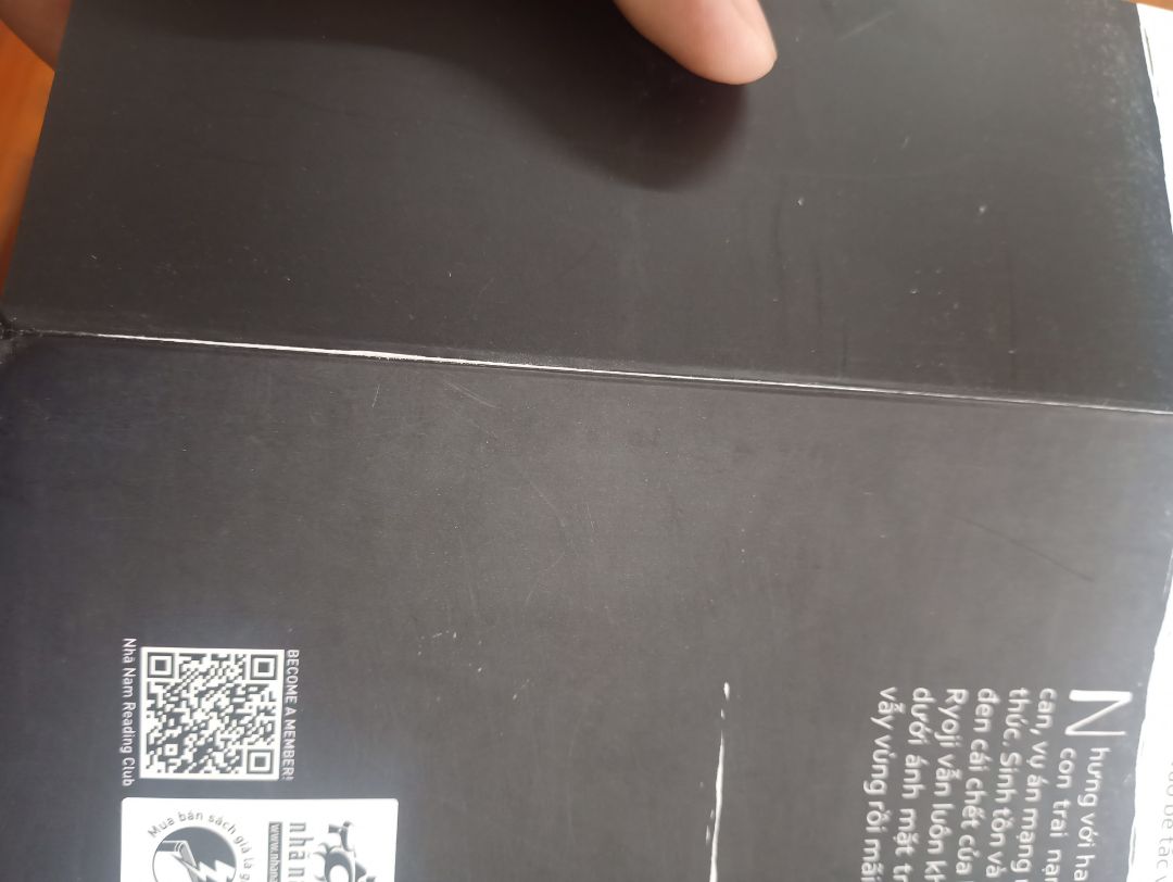 Tôi cảm thấy thất vọng các bạn ạ, sách chắc là được để dưới mặt sàn, lê lết xước xát. Nhiều lần mua kiểu gì cũng phải có cuốn bị quăn queo hay bị xước. Shop như đang bảo rằng k mua bookcare thì ráng mà chịu đi vậy