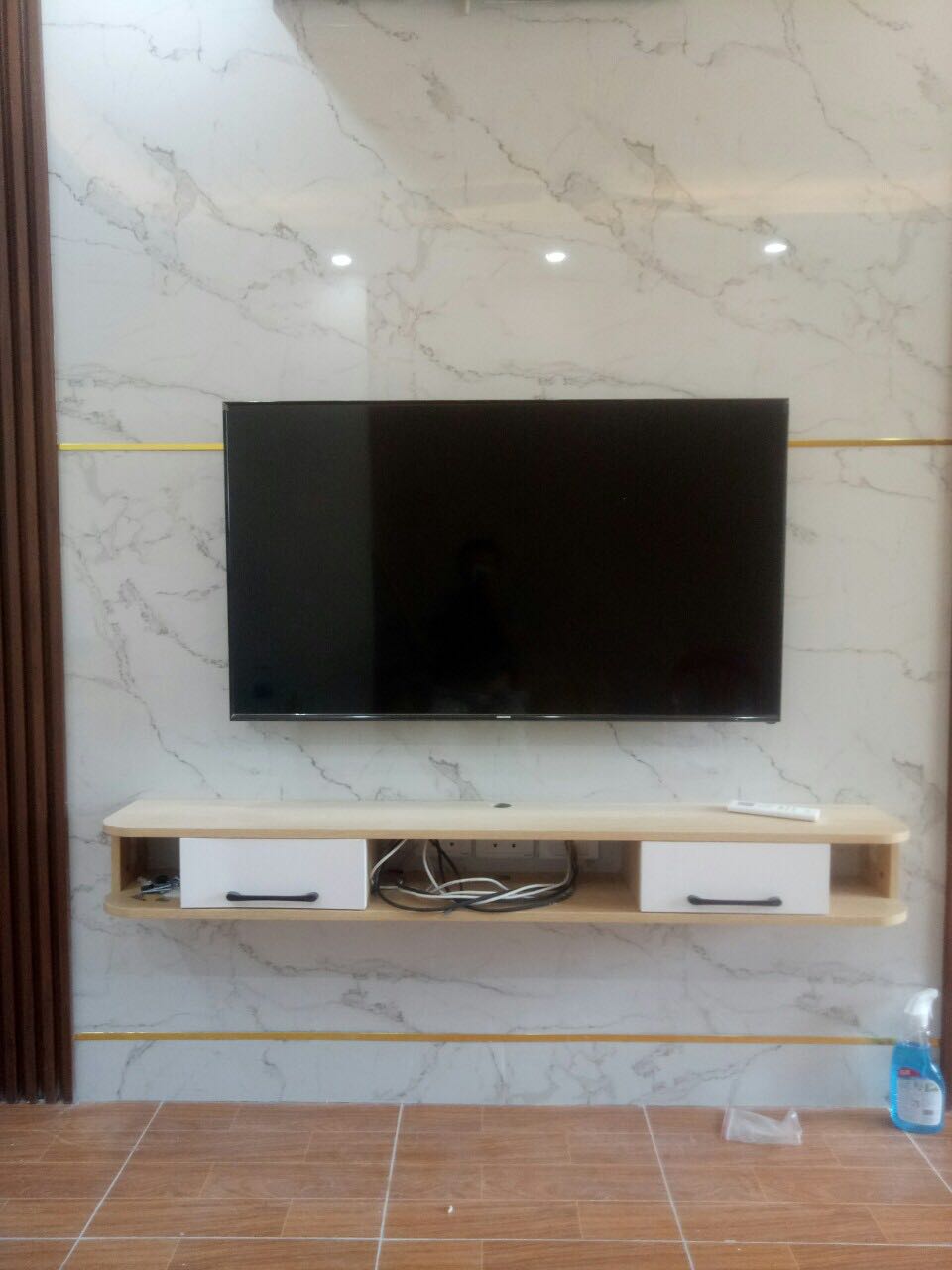 Hàng giống như hình. Nhưng cái mình nể nhất là thái độ chăm sóc khách hàng. Hàng nhận bị nứt một chút ở mặt trong cánh tủ (có thể do thợ siết tay nắm hơi quá tay). Mình có báo lại với shop, và cũng không tin tưởng lắm là sẽ được phản hồi tốt. Tuy nhiên rất bất ngờ là shop đã liên hệ lại, đề nghị cung cấp mã số sản phẩm và ngay lập tức gửi free cho mình 1 cánh tủ mới. Nếu có nhu cầu nữa chắc chắn mình sẽ tiếp tục ủng hộ. Và mình cũng khuyên mọi người nên chọn những nhà bán hàng uy tín như vậy. Khách hàng không chỉ mua sản phẩm, mà còn mua cả dịch vụ