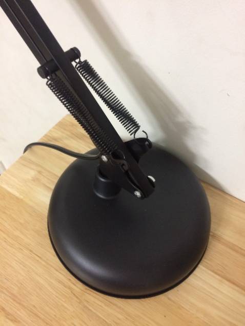 Đèn chắc chắn, cầm nặng tay, đặc biệt là đế đèn nặng để giữ được thân đèn vốn khá cao. Kích thước to phết, mọi người lắp xong đừng sốc nhe. Mình không mua kèm bóng đèn mà mua lẻ bóng Điện Quang 40k ở ngoài, lắp vào hoàn hảo luôn. Đèn có 2 option: kẹp bàn hoặc để bàn.