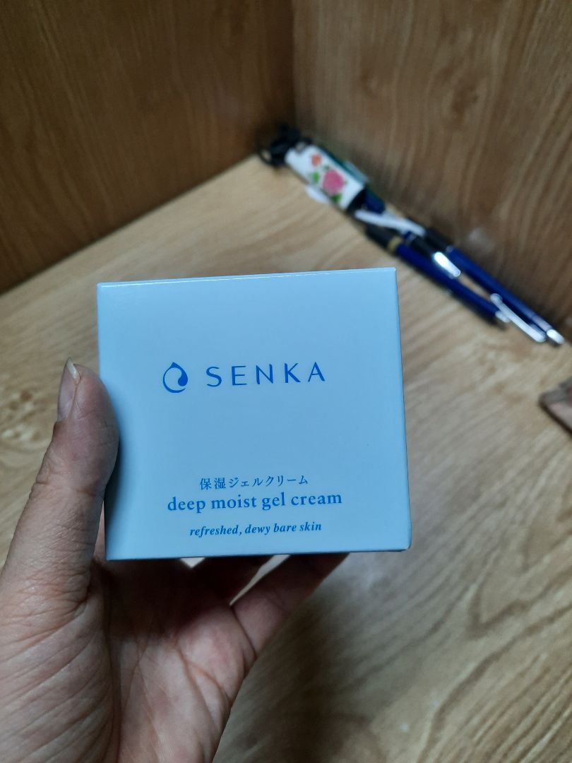 giao hàng nhanh chóng. lần này mẫu mã không giống như lần trước mình mua, hơi lo lắng. sản phẩm k có nắp chặn nên kem dễ dính với nắp đậy lại.