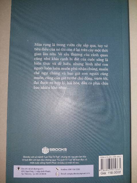 “ Không nhất thiết thật giàu có mới sống đẹp được. Đói vẫn sạch được. Rách vẫn thơm được. Mỗi người đều có thể sống đẹp được; không nên đổ lỗi cho hoàn cảnh; nhưng cũng không nên quá khắt khe với sai lầm của con người, con người đang ở trong tiến trình của nó, nó còn vật lộn dai dẳng với bản thân nó , hãy giúp nó....Đứng vững trên mảnh đát than bụi lầy bùn này mà ngửa mặt đón nhận thế giới. Dân tộc mình đẹp, biết sống làm người lắm. Nhân nghĩa, vị tha, hết lòng cho nhau. Không có cái đó, lạc lối ngay “
Một câu chuyện với nội dung đơn giản về các mối quan hệ trong một gia đình ở thành phố vào những năm tháng khó khăn nhất của đất nước sau thống nhất khi mà khủng hoảng về kinh tế - xã hội bắt đầu làm lung lay những nền tảng đạo đức cốt lõi. Một tác phẩm với rất nhiều cách ngôn sống, đậm đặc triết lý nhiều chỗ đến mức giáo điều nhưng thực sự đã lay động cảm xúc người đọc, gợi nhắc bao kỷ niệm về một thời đã qua với không khí xưa cũ của Hà Nội, những góc phố ngôi nhà cùng những con người, mảnh đời quá đỗi thân quen.