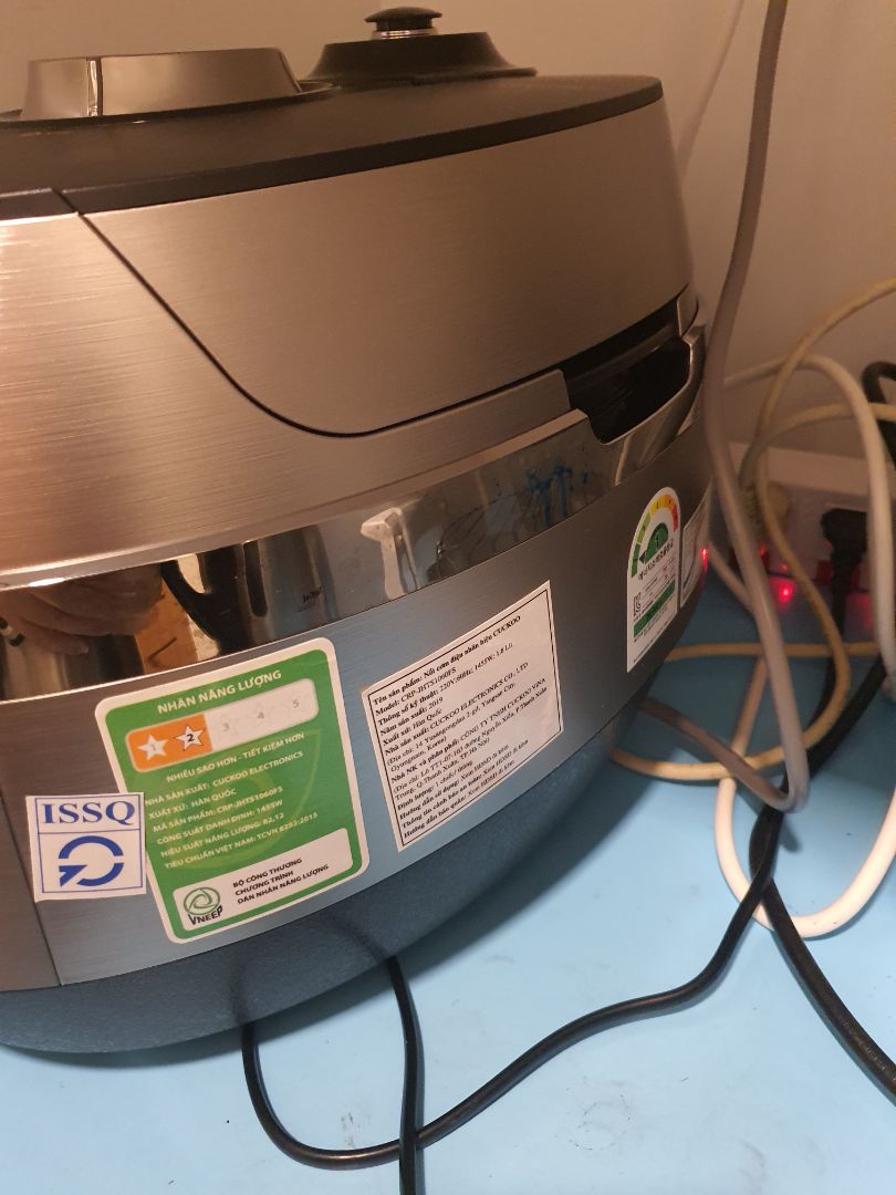 Về thiết kế, vật liệu làm nồi rất đẹp. Về tính năng thì rất nhiều, giao diện tiếng Hàn Quốc nên khá khó khăn khi sử dụng mặc dù mình đã lường trước bằng cách chuyển Ngôn ngữ đọc thao tác tính năng sang tiếng Anh.
Tương lai chắc mình phải học tiếng Hàn Quốc để sử dụng nồi CUCKOO này CRP-JHTS1060FS như ý muốn!