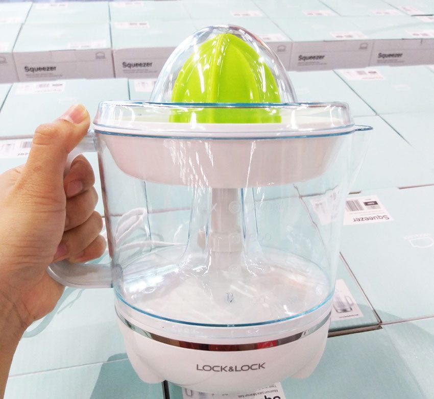 Nhỏ gọn, tiện dụng, dễ tháo ráp, dễ vệ sinh, làm việc vắt cam trở nên quá đơn giản nhanh gọn và mình siêng uống nước cam hơn hẳn.. Thích quá nên mua luôn thêm 1 cái tặng mẹ chồng 🥰