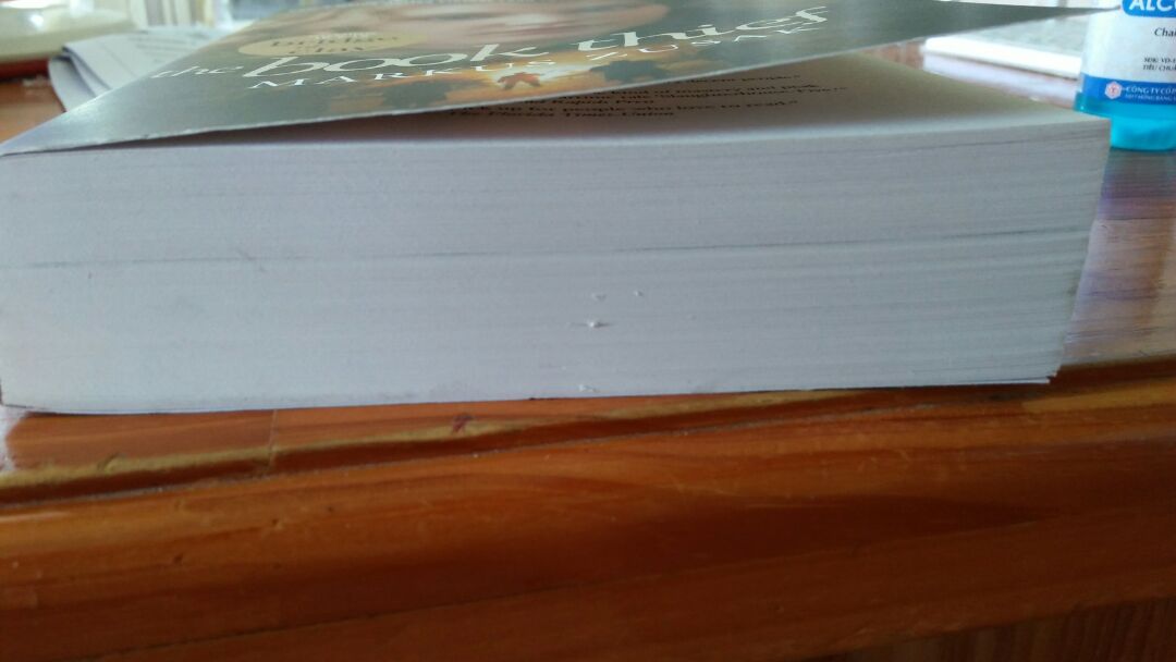 Sản phẩm đóng gói chắc chắn tuy nhiên sách có vẻ hơi cũ và có một số trang in hơi thừa giấy.