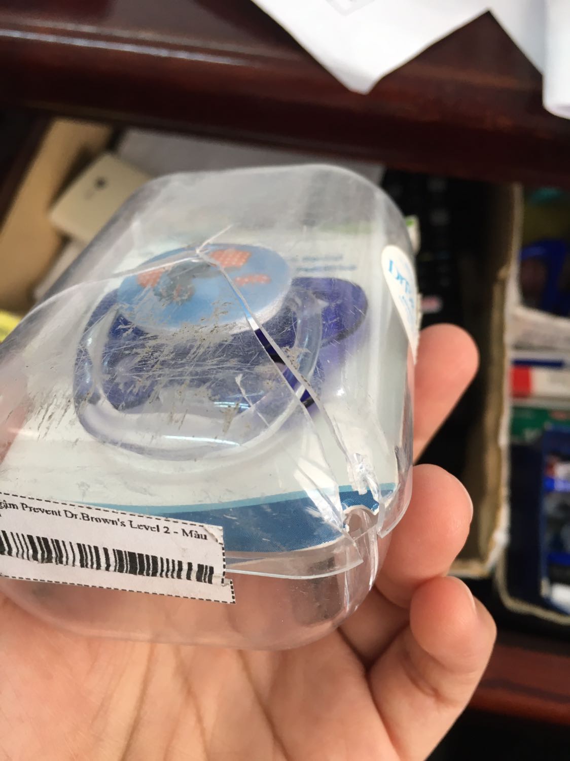 Mình mua hàng ở tiki rất nhiều và đây là một trong số ít lần mình nhận hàng xong rồi buồn lắm. Bao bì cũ kỹ, bể vỡ. Tem niêm phong cũng bị khui rách.