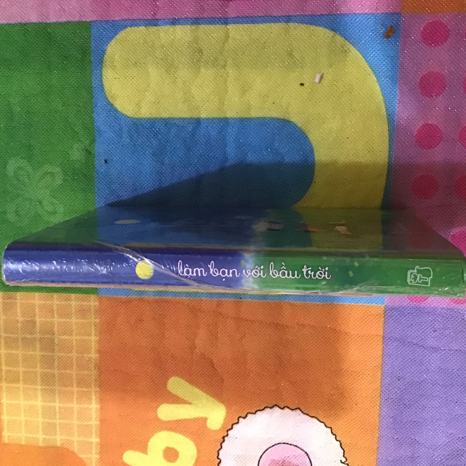 Sách mới,giao hàng nhanh,sách đẹp. Được sale 70% nên hốt luôn. Mình luôn thắc mắc sách của bác Ánh biết là hay,là mới nhưng giá thì quá cao so với thực tế giá sách trong nước. Nhiều sách của các tác giả tầm châu lục,thế giới và lượng fan hùng hậu cũng k cao như thế :)