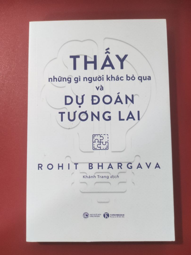 🤩 Đánh giá về chất lượng sản phẩm:
Khá ổn so với giá tiền
Bìa sách đẹp, nội dung có vẻ thu hút mình (chắc cuối tuần này mình dành 3 ngày lễ đọc hết cuốn này vì xem qua phần mục lục khá hay)
So với các sách mình mua ở TikiNow và TikiTrading (không thể bảo Tiki vì truyện Thần đồng Đất Việt mua ở Fahasa trên Tiki chất lượng không được tốt) thì sách không có bao nilong bọc ngoài (không có seal ấy)
Review sơ nội dung thì sách có bản báo cáo các xu hướng từ 2011 - 2019 (9 năm) và dự báo xu hướng phát triển tiếp trong tương lai (vì là dự báo nên có thể đúng hoặc có thể sai)
🤩 Đánh giá về chất lượng dịch vụ (giao hàng, đóng gói,...)
Mình không trực tiếp nhận hàng mà nhờ phụ huynh nhận giúp nên cũng không chấm điểm được shipper giao hàng, nhưng bù lại giao hàng cũng nhanh (báo trước 23:59 mà 17:28 đã giao tới). Shipper cũng nhiệt tình gọi điện thoại cho khách xuống nhận hàng.
Đóng gói thì dù không có seal nhưng Tiki vẫn có bọc nilong bên ngoài. Điều này mình nghĩ khá cần thiết vì đang trong mùa dịch, nhận xong gói hàng mình thường dùng cồn để xịt, đôi khi ướt làm ảnh hưởng đến chất lượng của sách. Đây là điểm cộng đặc biệt mình dành cho Tiki.
🤩 Trải nghiệm thực tế của bạn với sản phẩm:
Mình cũng chưa có trải nghiệm gì nhiều cho cuốn sách này, dự như bên trên là cuối tuần mình sẽ trải nghiệm nhiều hơn. Tuy nhiên thì có vẻ trong list sách mình mua thì cuốn này nó hơi dài nên bỏ tủ sách có vẻ lòi ra so với mấy cuốn khác. Không sao, vì nếu nó nhỏ như các cuốn khác thì có lẽ nó không còn đẹp và cuốn hút nữa.
🤩 Chấm điểm:
😻 Về sản phẩm: 10/10
😻 Về dịch vụ: 10/10
