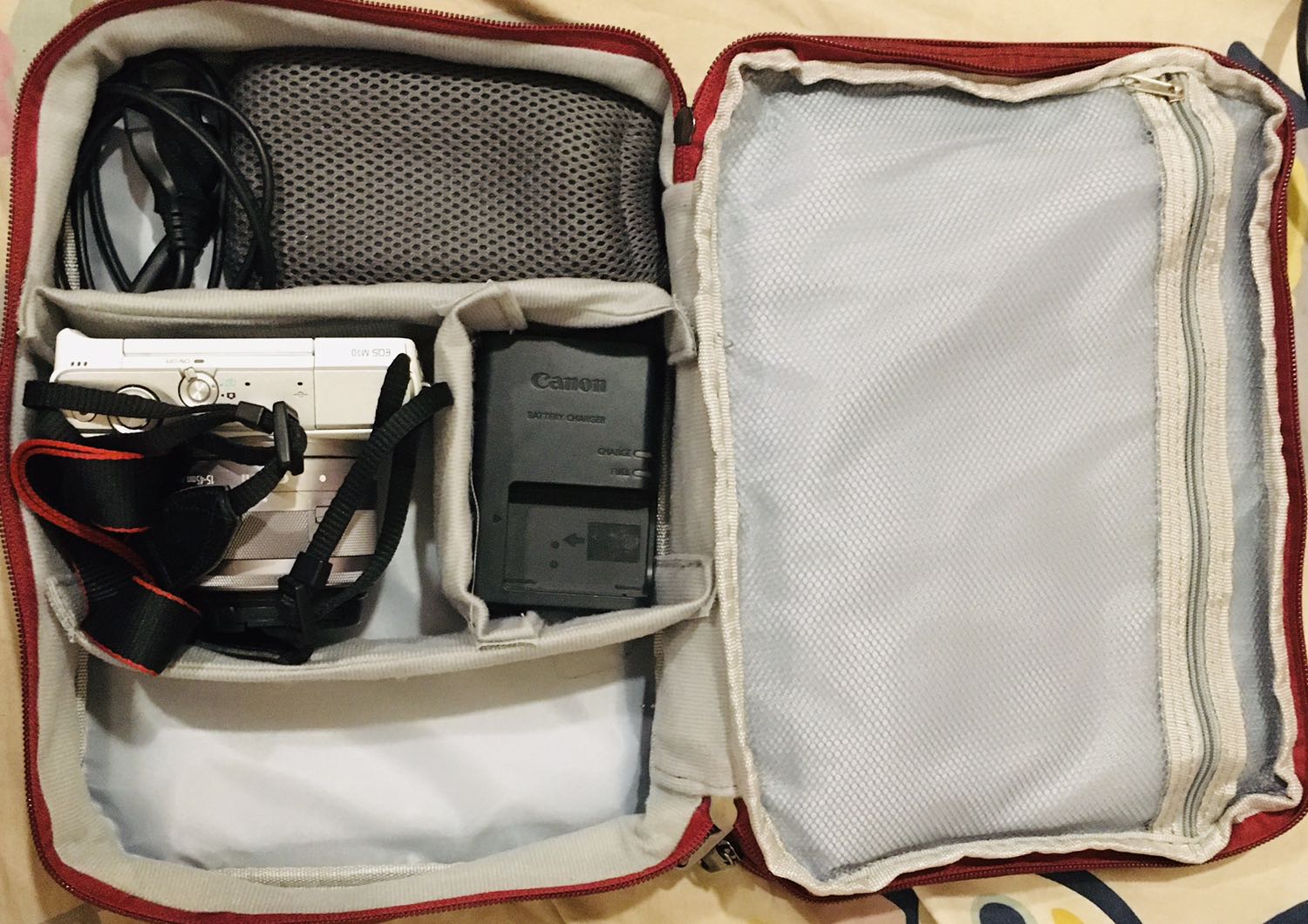 Túi y như hình shop đăng. 2 ngăn nên tiện dụng cho mình để đầy đủ những thứ cần thiết và dễ bị lạc mất như dây sạc, cốc sạc hay pin dự phòng. Nhận hàng rất ưng ý. Hy vọng dùng được lâu dài. Sẽ ủng hộ shop lần sau!