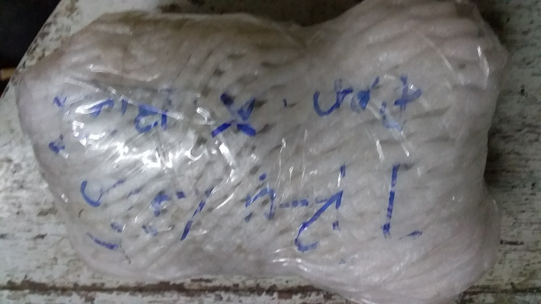 Tiki giao hàng thì đúng hẹn rồi. Hộp carton hơi bị méo và nhăn. Đèn xông gói bằng 1 lớp giấy báo và bọc xốp cũng ok, cơ mà giấy xốp gói bám bụi đen nhìn ko được vệ sinh lắm. Lỗi gói hàng mình có thể bỏ qua nhưng mi