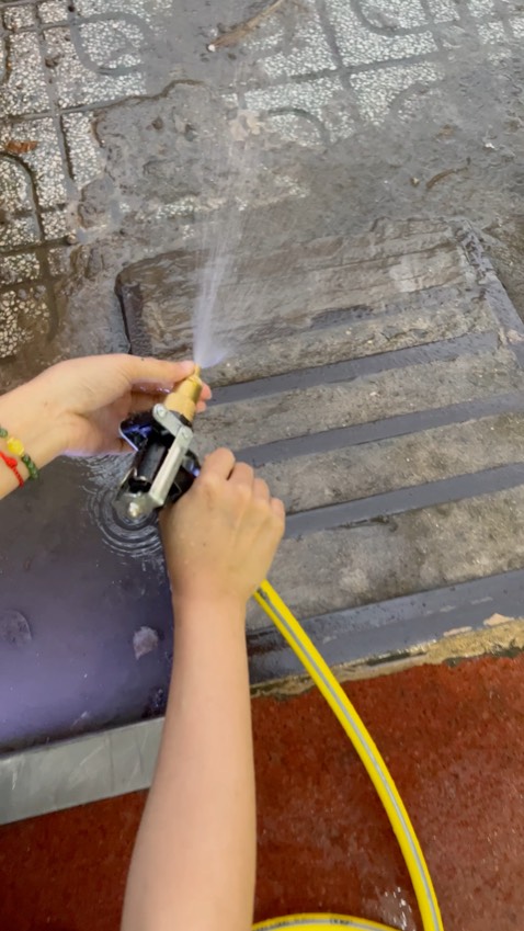 172k giản còn 133k dây 10m, về nhà xiết lại ốc mới dùng được đoạn dây, còn vòi thì vặn thật chặt mới tưới cây được chứ để dạng tia xịt thì chảy ngược rất bực mình, lực bóp rất mỏi tay, cứng khó xịt, đóng gói hàng rất sơ sài, 1 lớp giấy xi măng để dây bẹp gấp, không có hộp của tiki nhìn rất mất mỹ quan!