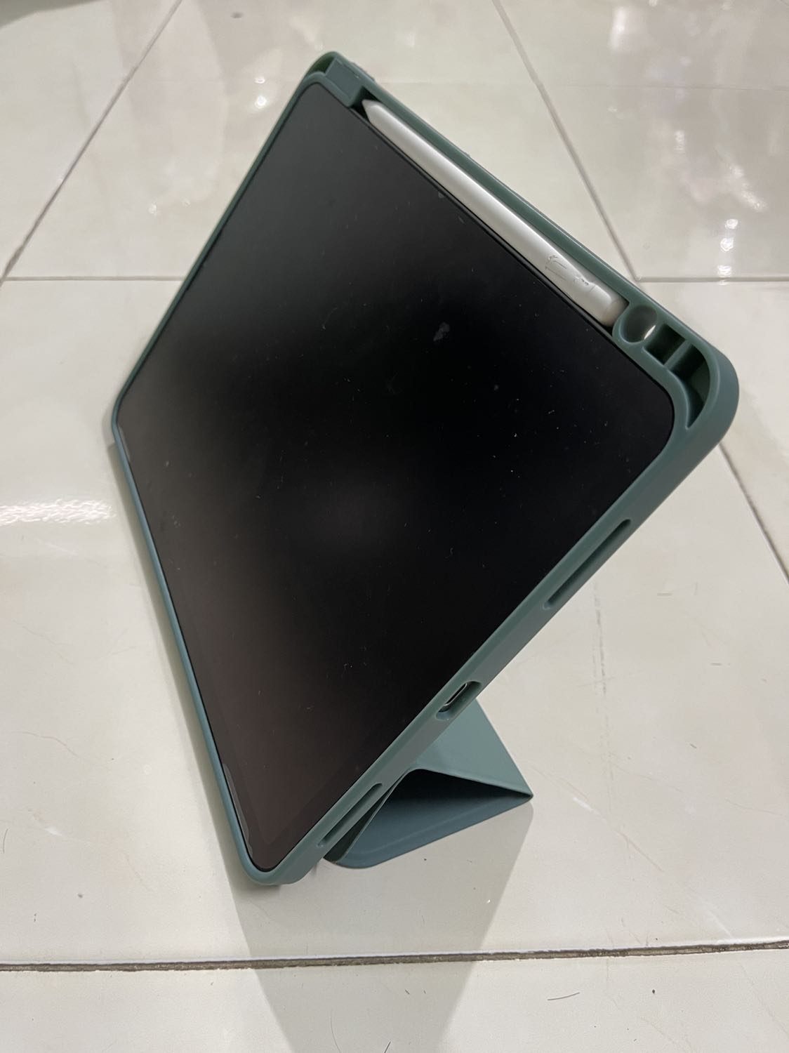 Vỏ ôm vừa vặn với iPad, tuy nhiên hơi mềm, nếu cầm ở góc dễ cong, rơi iPad ra ngoài