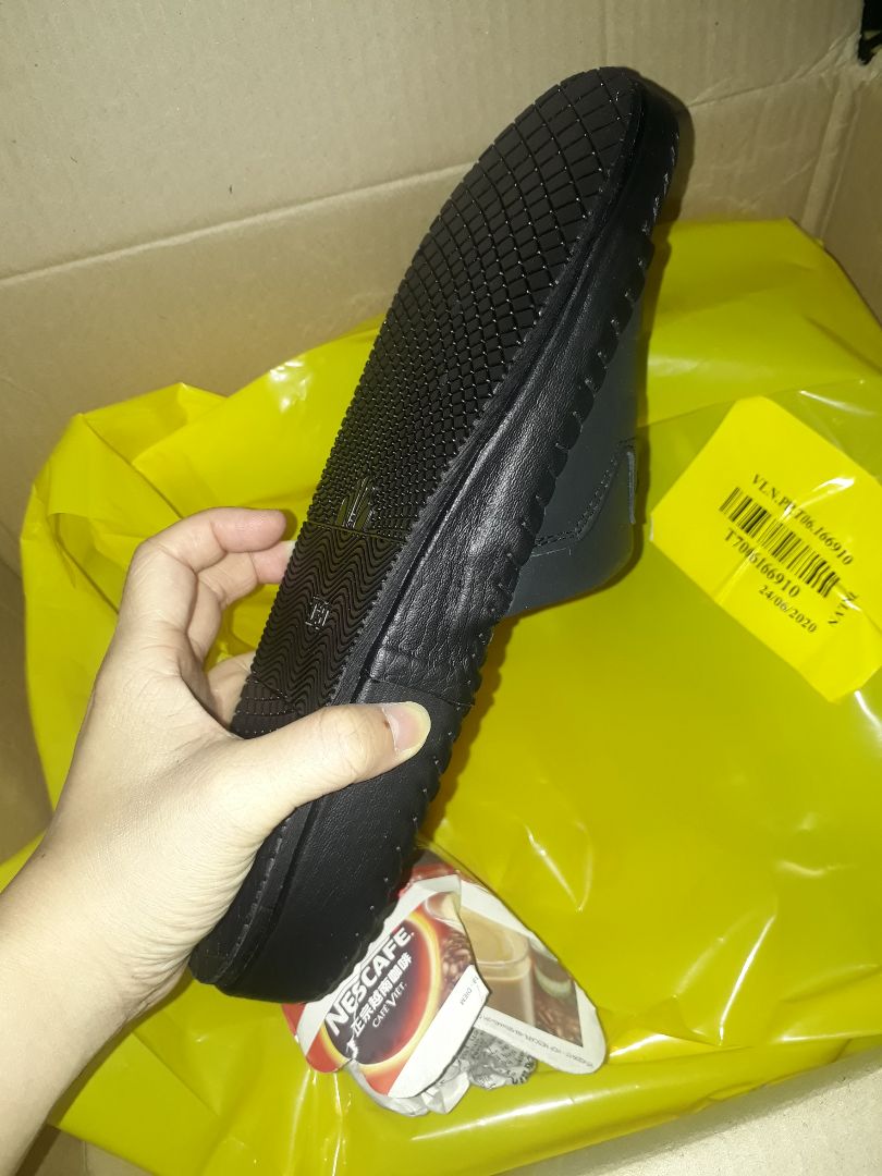 Đôi này mua cho papa nè. cầm nặng tay lắm nhe. đường may chắc chắn. mình mang thử rất êm luôn ạ