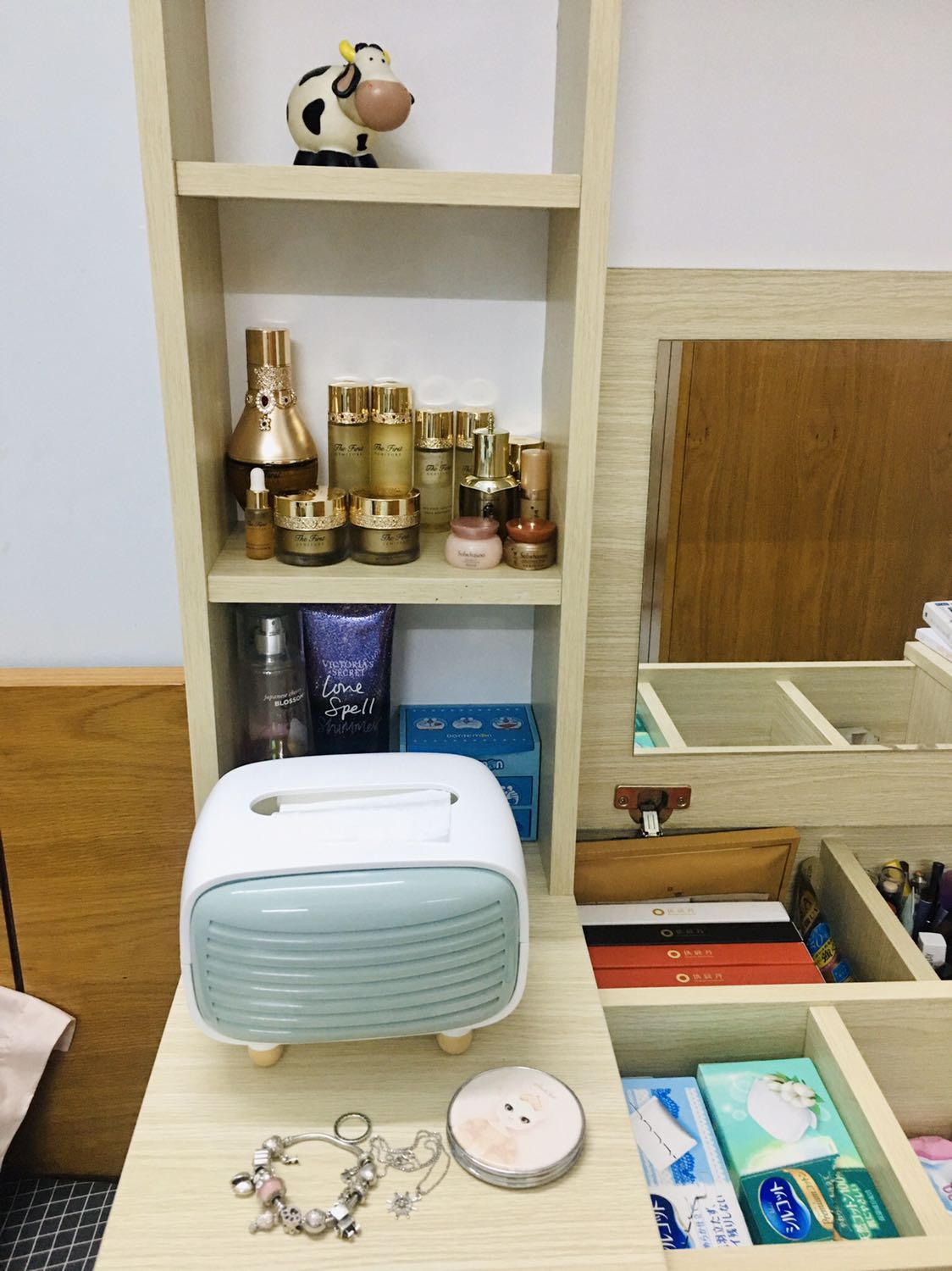 Tuyệt vời lắm. Bàn to rộng, chỉ tiếc là không gian mình hơi nhỏ nên không để tủ ba ngăn ra xa hơn chút được. Bàn rất đẹp, các cạnh được gọt dũa khá mượt. Nhân viên lắp ráp nhiệt tình dễ thương. Cảm ơn shop và Tiki nhiều.