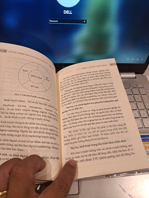 Nội dung hay, hữu ích. Người đọc sẽ được dẫn dắt vào câu chuyện đại diện của 1 nhóm người như người FOMO, người ngập ngừng, người tổn thương, người đơn độc. Qua từng phần, từng chương, người đọc nắm được bức tranh tổng thể của digital marketing và các bước tiếp cận tinh gọn.