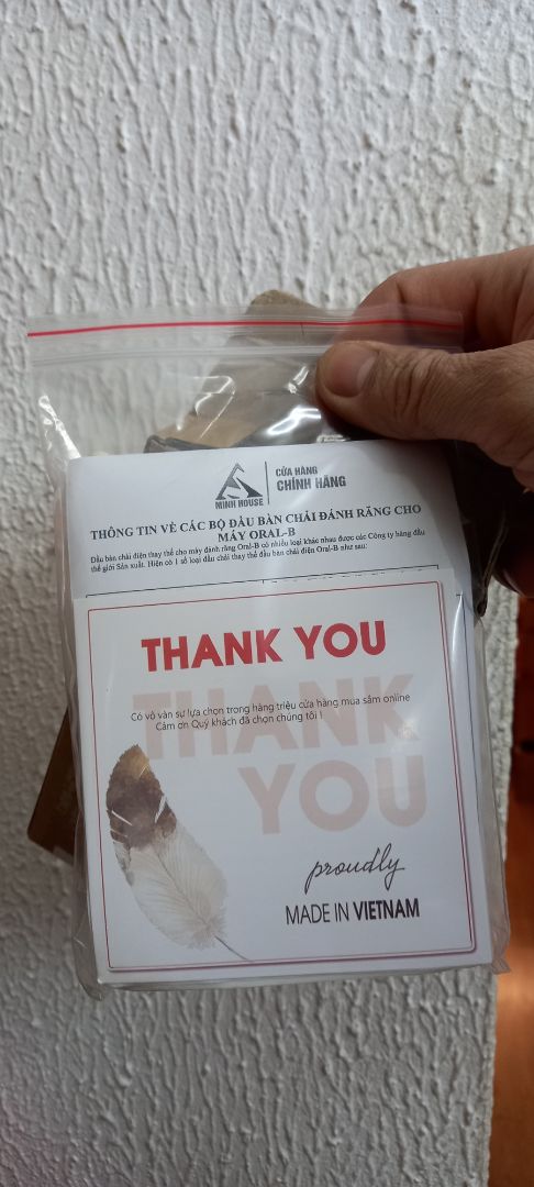 Hàng đóng gói cẩn thận, lại còn tặng 1 cái bút dễ thương nữa. Mình lắp vào máy BraunOralB vừa khít, trông khá xịn xò, thank you shop 😍