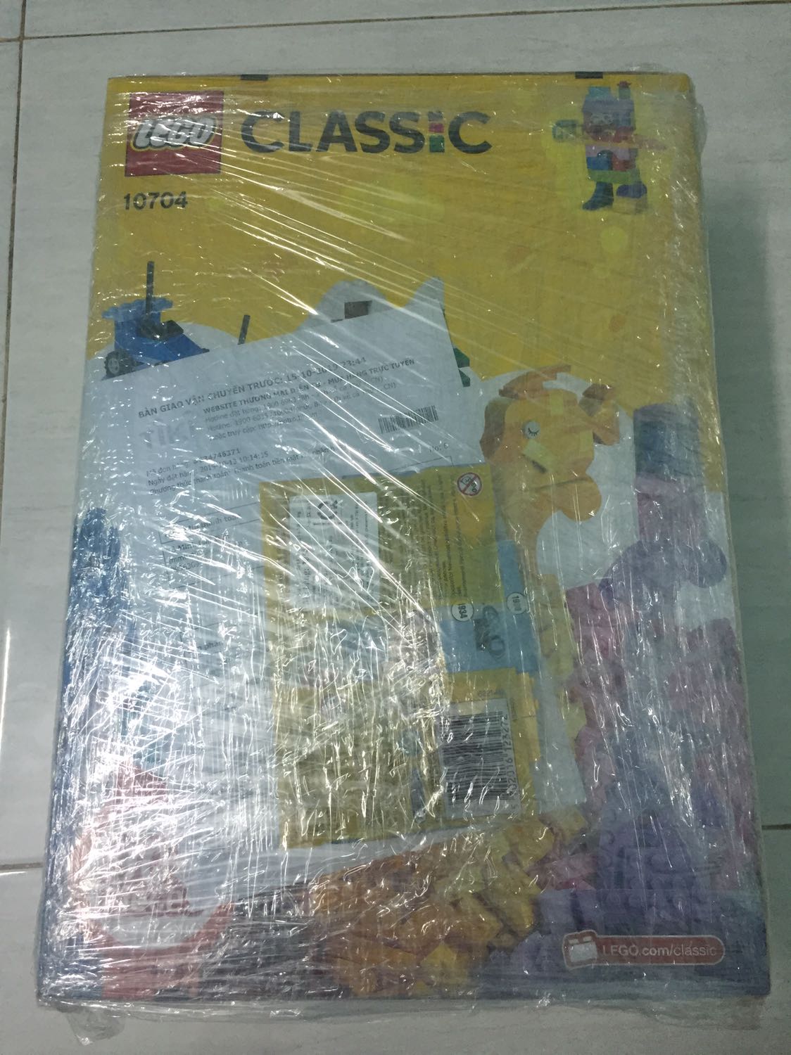 Được tặng kèm khi mình mua bộ lego classic, không ngờ nó nhỏ xíu vậy lun, lại không có hộp mà được bọc kèm bên ngoài thế này. Dù là đồ chơi sáng tạo nhưng tính ra 99k hơi mắc so với sản phẩm.